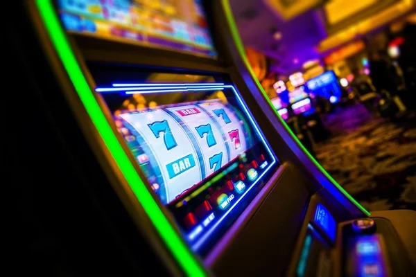 Live Three Card Poker table on honda555 login showing dealer, player cards, and betting positions